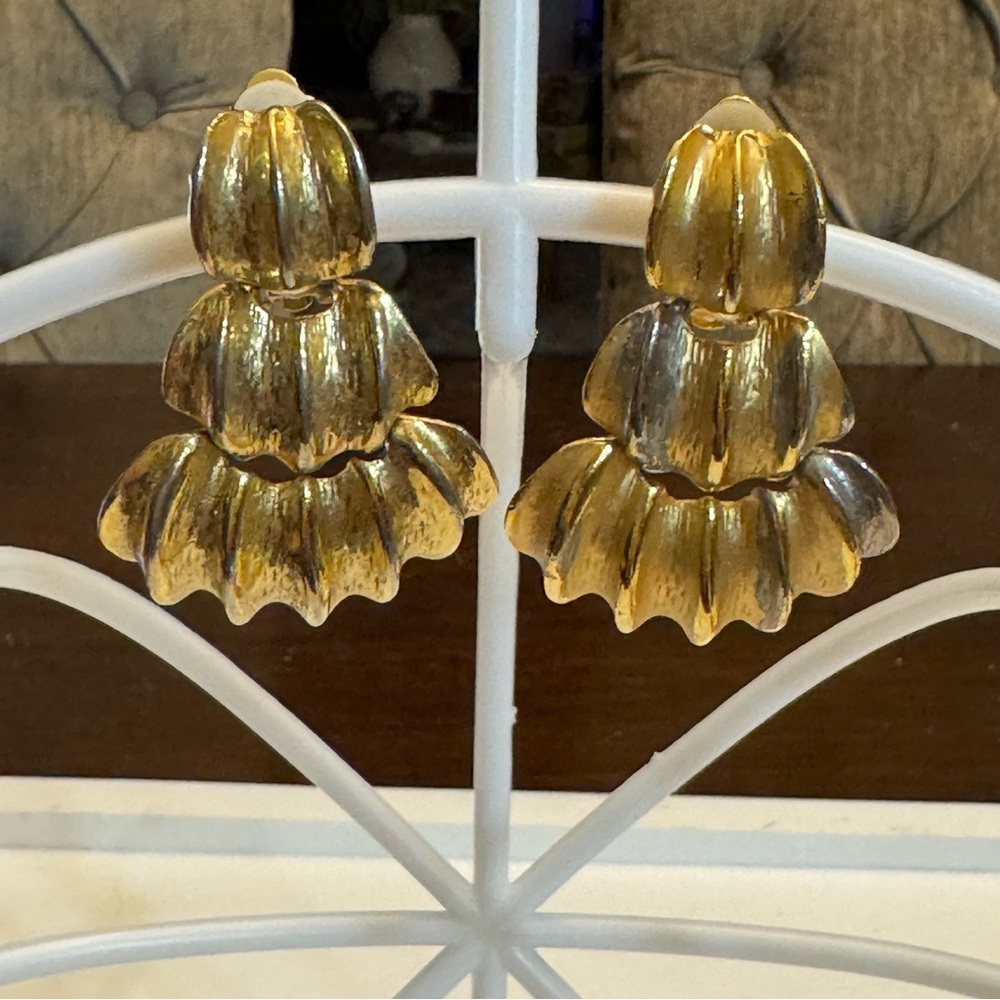 Gorgeous Vintage 1980's Gold Tone Metal Clip On Earrings Statement